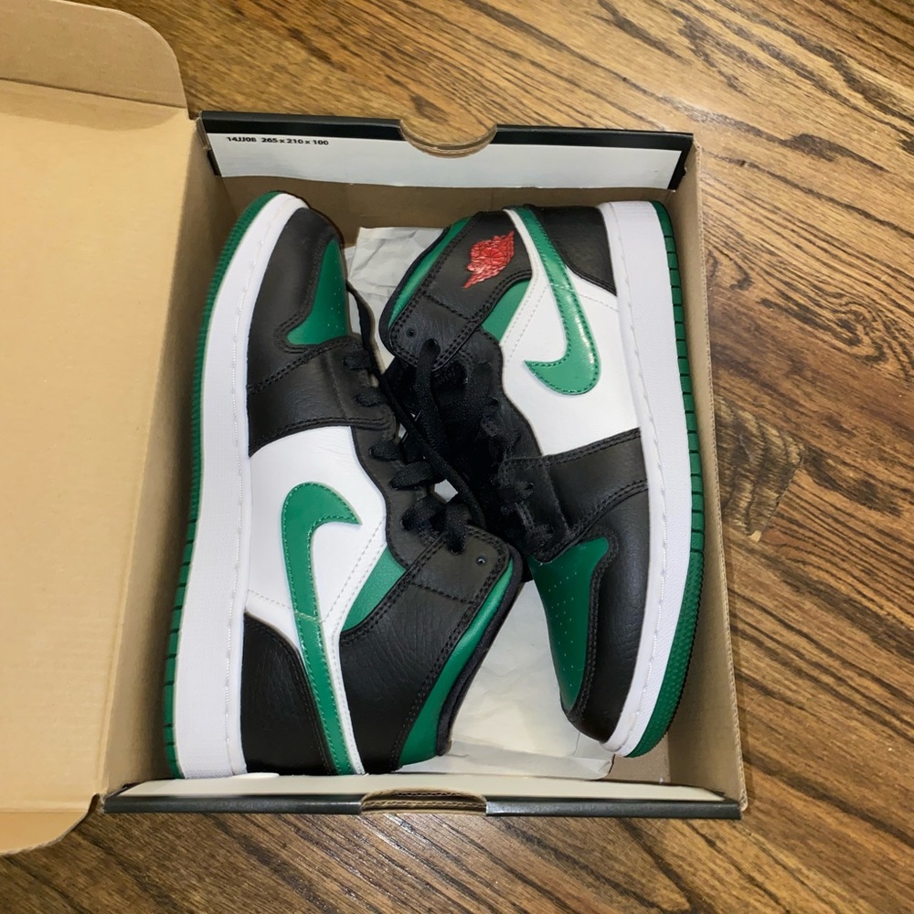 🔴SOLD🔴 Air Jordan 1 Mid pine green